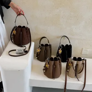 Vintage Wildleder Beuteltasche Für Damen Retro Mattiertes Leder Umhängetasche Handtasche Mit Blumenanhänger Pendeltasche