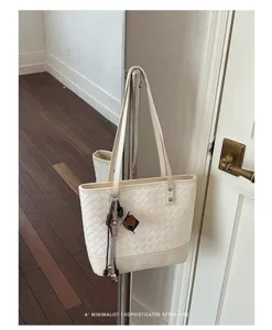 Elegante geweven tote tas met grote capaciteit, stijlvolle hanger en handig design.