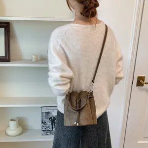 Braune Wildleder Beuteltasche für Damen, minimalistische Umhängetasche aus weichem Leder.