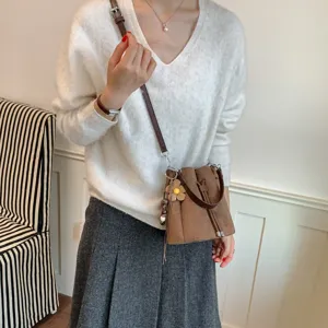 Braune Kunstwildleder Beuteltasche für Damen, retro minimalistische Umhängetasche.
