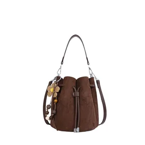 Braune Wildleder-Beuteltasche mit Tragegriff und stilvollem Blumenanhänger für Damen
