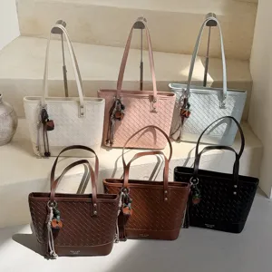 Dames Gevlochten Textuur Tote Bag Grote Capaciteit PU Leer Schoudertas Retro Woon-werkverkeer Onderarm Handtas Met Hanger