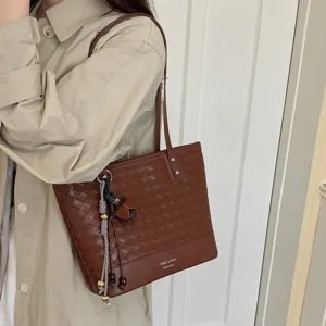 Bruine lederen geweven shopper tas voor dames, grote capaciteit stijlvolle schoudertas.