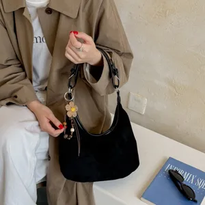 Sac hobo vintage en daim noir pour femme, sac porté épaule décontracté avec joli pendentif.