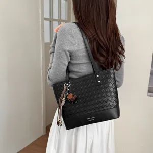 Zwarte geweven shopper tas voor dames, grote stijlvolle schoudertas voor dagelijks gebruik.