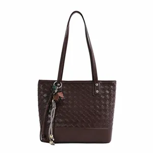 Donkerbruine geweven shopper tas voor vrouwen, grote vintage schoudertas met leuke hanger.