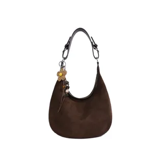 Sac bandoulière hobo en daim marron vintage pour femme, cabas élégant avec pendentif fleur.