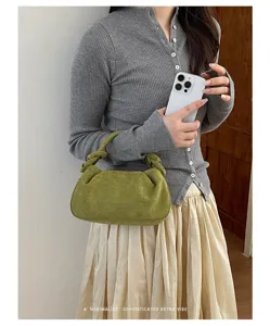 Sac à main plissé vert de style coréen pour femmes, sac rétro chic en daim texturé.
