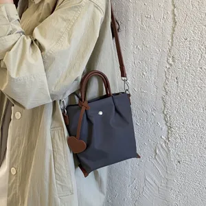 Sac cabas bandoulière en nylon élégant pour femme, sac seau polyvalent pour le quotidien.