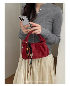 Sac à bandoulière rétro en suédine plissée pour femme, sac à main bordeaux tendance chic.