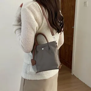 Sac cabas en nylon pour femme, élégant sac seau tendance avec bandoulière style coréen.