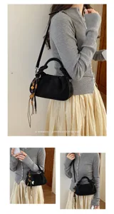 Sac à bandoulière plissé style coréen pour femmes, sac besace tendance texture mate avec pompon.