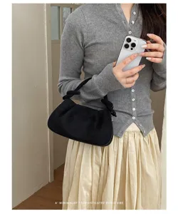 Sac à bandoulière plissé style coréen pour femmes, sac à main rétro en daim noir chic.