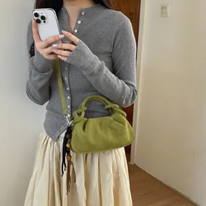 Sac bandoulière plissé en suédine verte pour femme, sac à main tendance chic au quotidien.