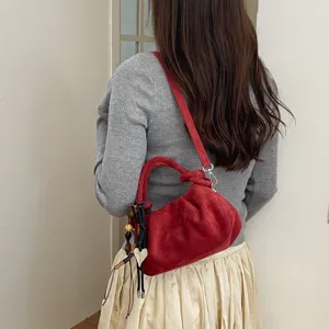 Sac à main plissé en suédine rouge pour femme, sac bandoulière tendance automne et hiver.
