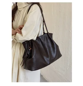 Sac cabas souple en cuir marron foncé pour femme, sac porté épaule spacieux et élégant.
