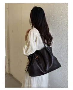 Sac cabas souple en cuir rétro pour femme, grand sac porté épaule élégant détail.