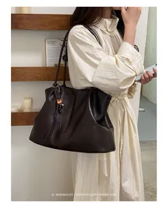Sac cabas rétro minimaliste en cuir souple marron de grande capacité pour femmes.