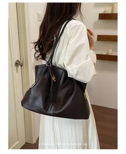 Grand cabas souple rétro en cuir pour femme, vue détaillée du sac à épaule élégant.