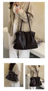 Sac cabas souple en cuir grand format pour femme, sac d'epaule elegant pour l'automne.