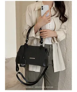 Detailaufnahme der retro vertikal gestreiften Boston Handtasche mit einem Schultergurt.