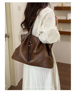 Sac cabas souple en cuir grande capacité, détail de sac porté épaule élégant et décontracté.