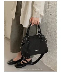 Retro vertikal gestreifte Boston Handtasche für Damen, schicke Schultertasche.