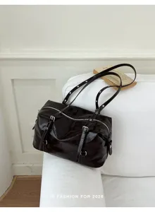 Détail de sac à épaule en cuir PU brillant vintage, sac oreiller stylé avec boucles métal.
