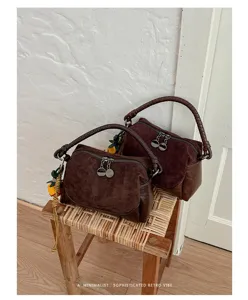Bolso de hombro retro de ante marrón, bolso de almohada chic con asa trenzada.