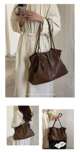 Detail de sac cabas souple en cuir marron retro, grande capacite sac d'epaule.
