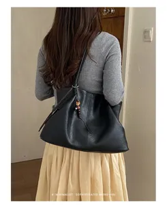 Vue détaillée du sac cabas souple noir pour femme en cuir, mise en scène lifestyle.