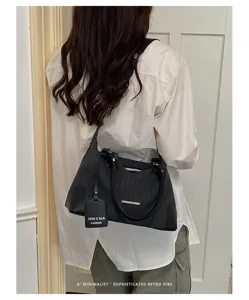 Detailansicht der Retro vertikal gestreiften Boston Handtasche für Damen, Umhängetasche.