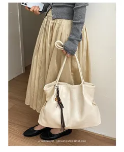 Vue détaillée du sac cabas souple rétro, grand sac porté épaule minimaliste pour femmes.
