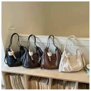 Borsa a tracolla retrò da donna di grande capacità con ciondolo a forma di orsetto autunno.