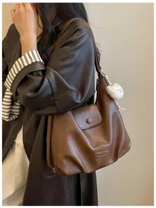 Borsa a tracolla marrone retrò in pelle da donna borsa hobo casual con ciondolo orsetto