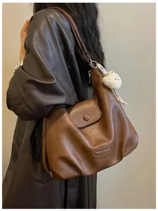 Borsa a tracolla marrone retrò grande capacità da donna, dettaglio borsa tote in pelle.