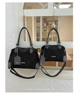 Detailansicht der Vintage vertikal gestreiften Boston Tasche mit Tragegriffen und Schulterriemen.