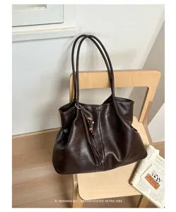 Sac cabas souple marron foncé minimaliste, sac porté épaule rétro élégant avec pompon.
