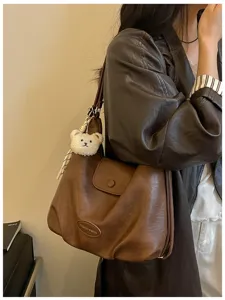 Borsa a tracolla vintage in pelle marrone da donna, grande borsa hobo giornaliera con ciondolo.