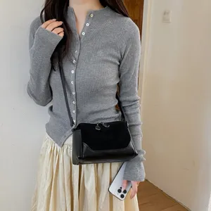 Bolso bandolera de ante patchwork retro de otoño invierno para mujer elegante.