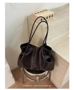 Sac cabas souple en cuir marron pour femme, grand format, sac épaule décontracté chic.