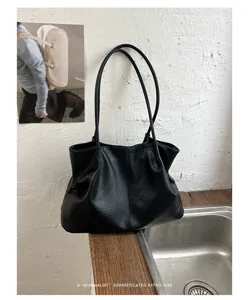Sac cabas souple en cuir noir pour femme, sac d'épaule rétro minimaliste élégant.