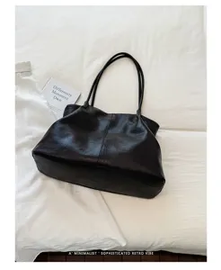 Cabas souple en cuir noir minimaliste, sac porteepaule decontracte chic retro pour femme.