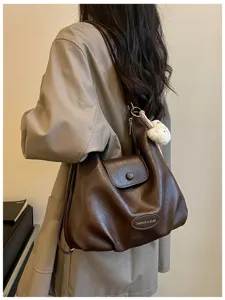 Borsa a tracolla retrò marrone in pelle da donna con un grazioso ciondolo a forma di orsetto.
