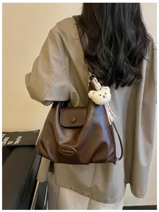 Zaino a spalla rétro da donna grande capacità con ciondolo orsetto per stile quotidiano chic.