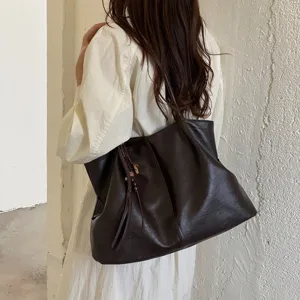 Sac cabas souple en cuir grand format rétro pour femme, sac porté épaule polyvalent.