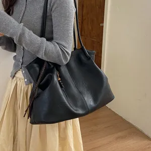 Grand cabas souple en cuir noir pour femme, sac porté épaule élégant pour le travail.