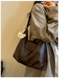 Grande zaino a tracolla vintage marrone scuro con simpatico ciondolo orsetto donna