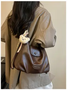 Borsa a tracolla marrone retrò di grande capacità per donna, pelle PU con ciondolo a forma di orsetto.