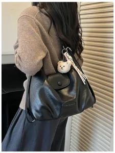 Elegante zaino borsa a tracolla da donna in pelle vintage con ciondolo orsetto e sciarpa.